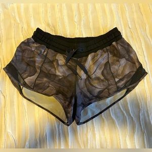 Lululemon “HOTTY HOT SHORT” size 6